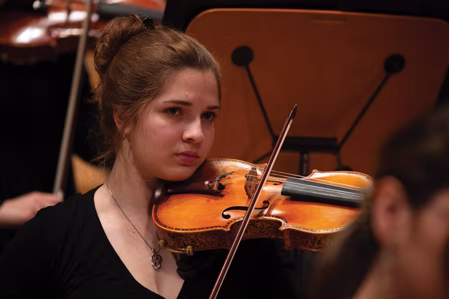 A girl playing the violin