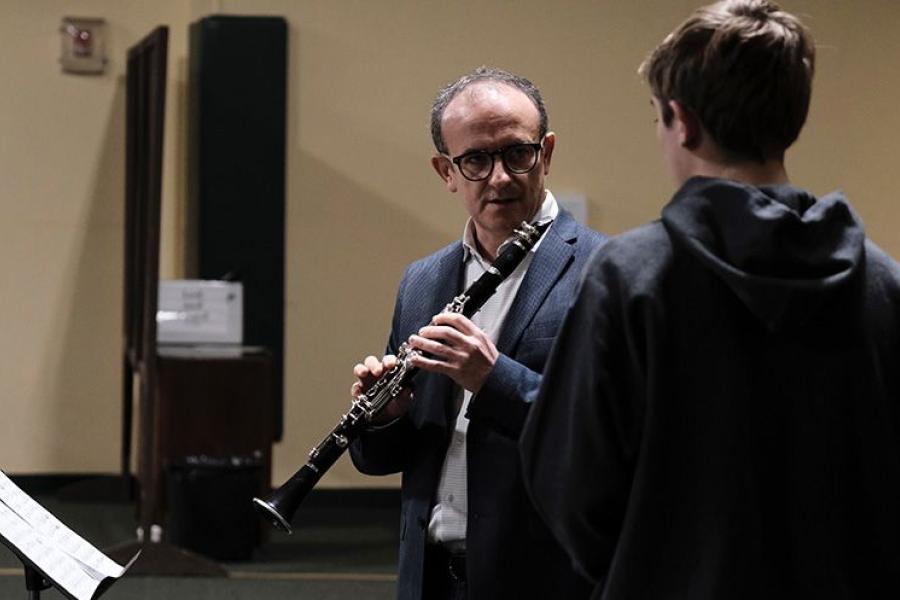 Pavel Vinnitsky teaches a Clarinet Intensive student