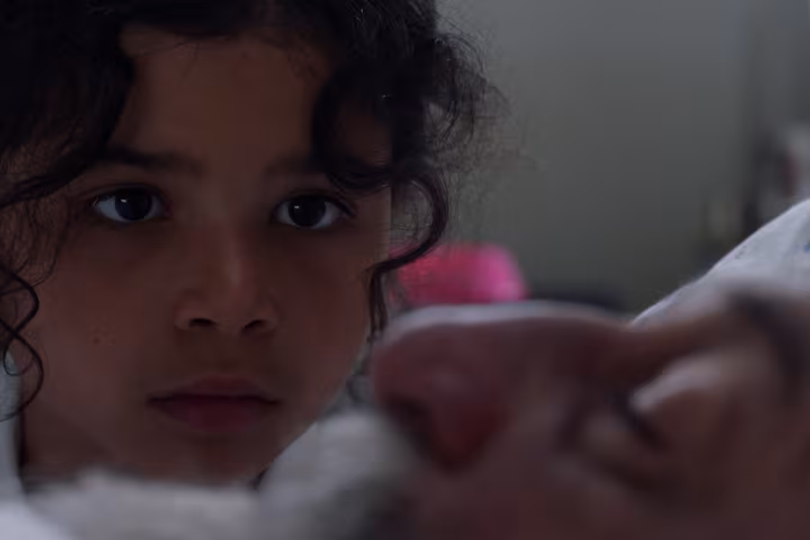 A young girl is staring forlornly at an old man, Jedo