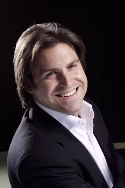 Gavriel Heine headshot 400x600