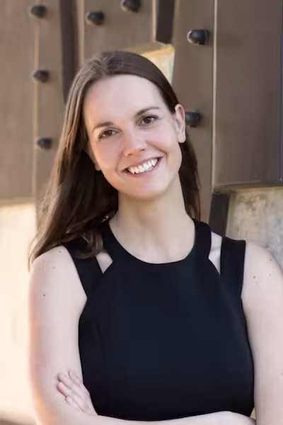 Liz Ames headshot 400x600