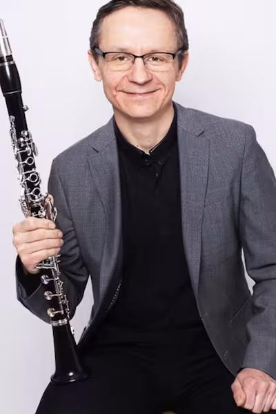 Wojtek Komsta headshot 400x600