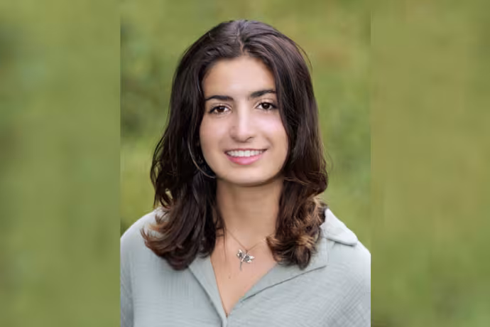 A portrait photo of Julia Rosen