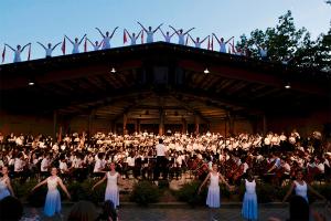 Students perform "Les Preludes" in the Interlochen Bowl