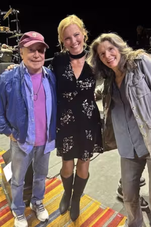 Nancy Stagnitta poses with Paul Simon and Edie Brickell