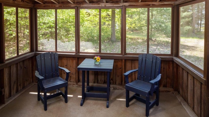 Leaf Cottage Screened-in Porch