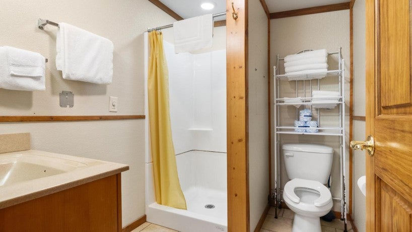 Maddy Cabin bathroom